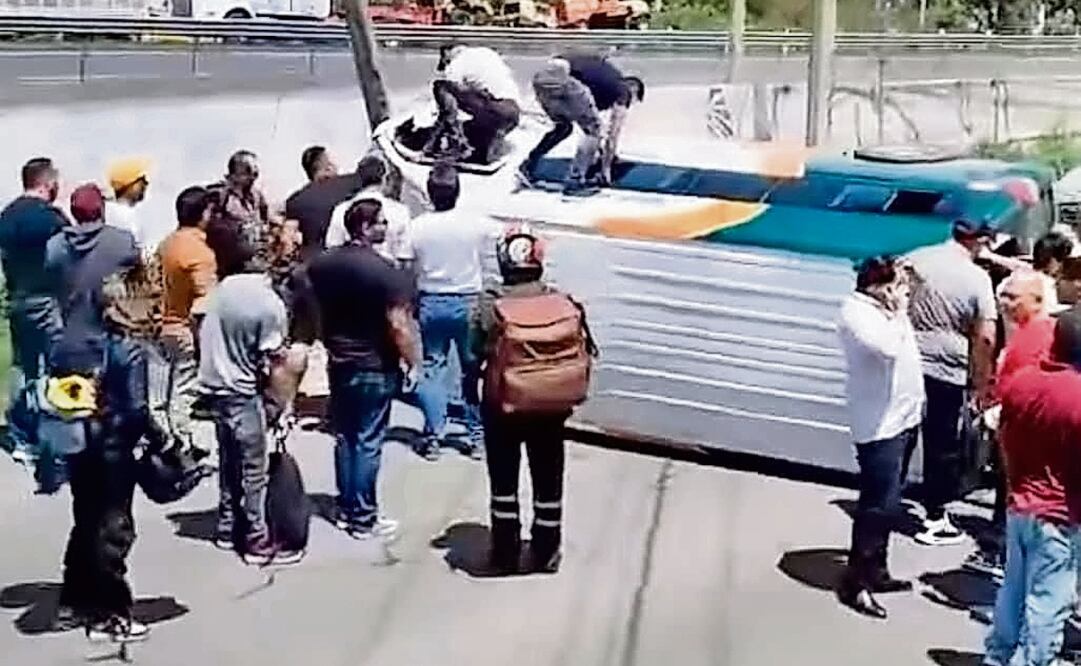 El conductor perdió el control de la unidad; hubo 9 lesionados. Foto: Especial