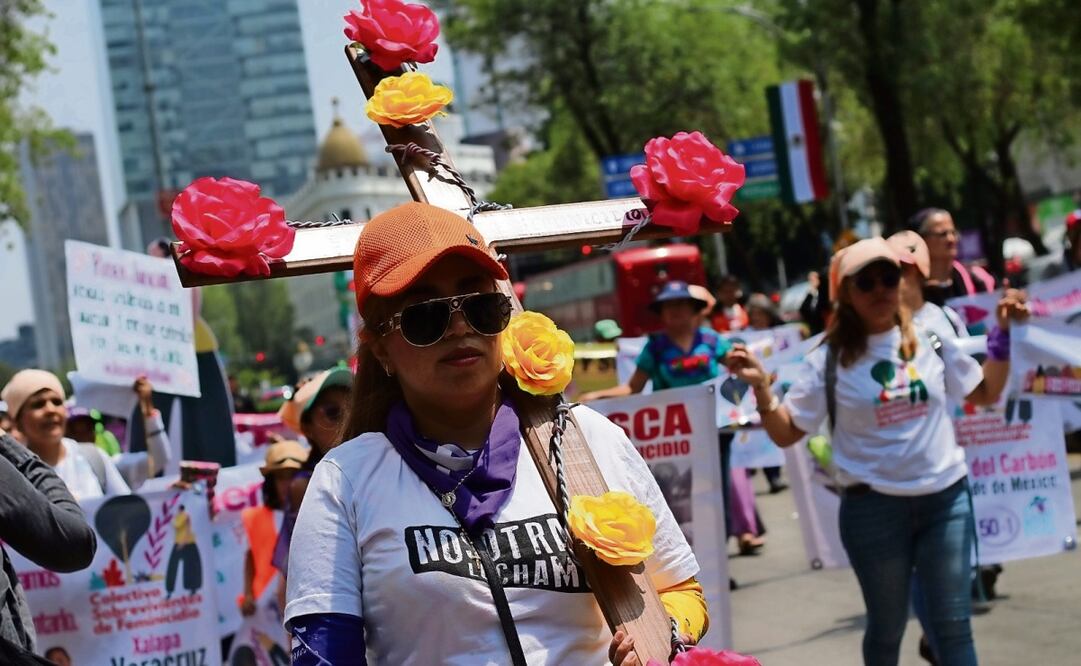 Los colectivos marcharon de la Glorieta de las Mujeres que Luchan a la Cámara Alta. Foto: Brenda Martínez/EL UNIVERSAL