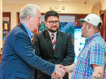 Caso Kilmar Ábrego: Bukele publica fotos del migrante reunido con senador demócrata; señala que permanece bajo custodia de El Salvador