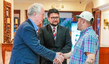 Abrego García es trasladado de la mega cárcel de El Salvador a otro centro, informa Van Hollen; "las condiciones son mejores"