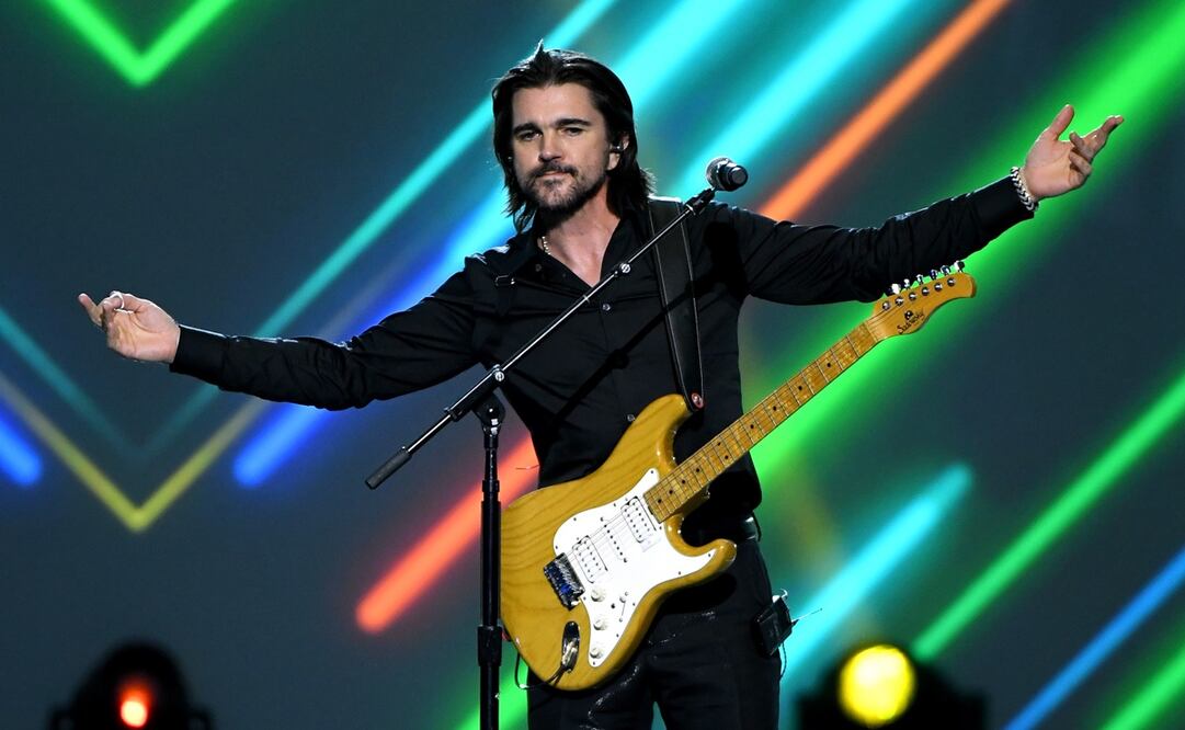 Juanes llegó acompañado por su familia y agradeció el "apapacho" que le dieron todos sus amigos músicos. Foto: AFP