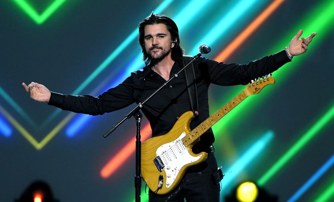 Juanes llegó acompañado por su familia y agradeció el "apapacho" que le dieron todos sus amigos músicos. Foto: AFP