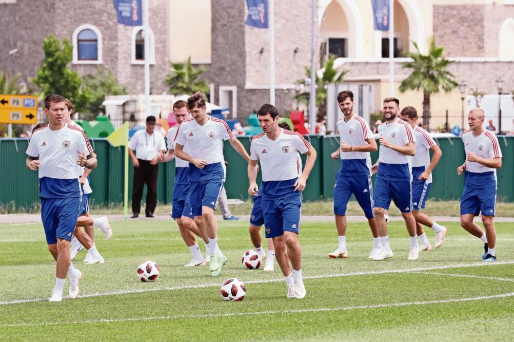 El anfitrión superó la expectativa al colocarse entre los ocho mejores. Foto: KHALED ELFIQI. EFE