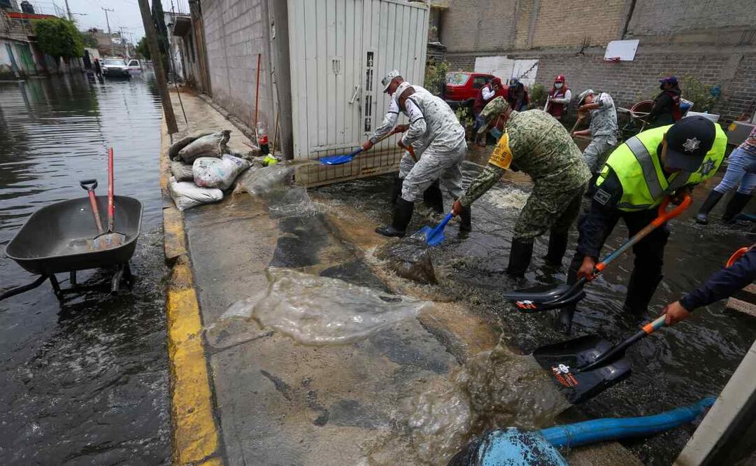 Se registra un bajo nivel de agua en las calles inundadas de Chalco, en algunas casas bajó el nivel pero quedaron las afectaciones. Foto: Luis Camacho/EL UNIVERSAL