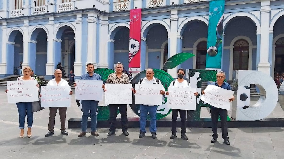 En la ciudad de Córdoba los comunicadores exigieron justicia por el crimen de Luis Ángel López, ocurrido en el municipio de Poza Rica. Foto: Especial