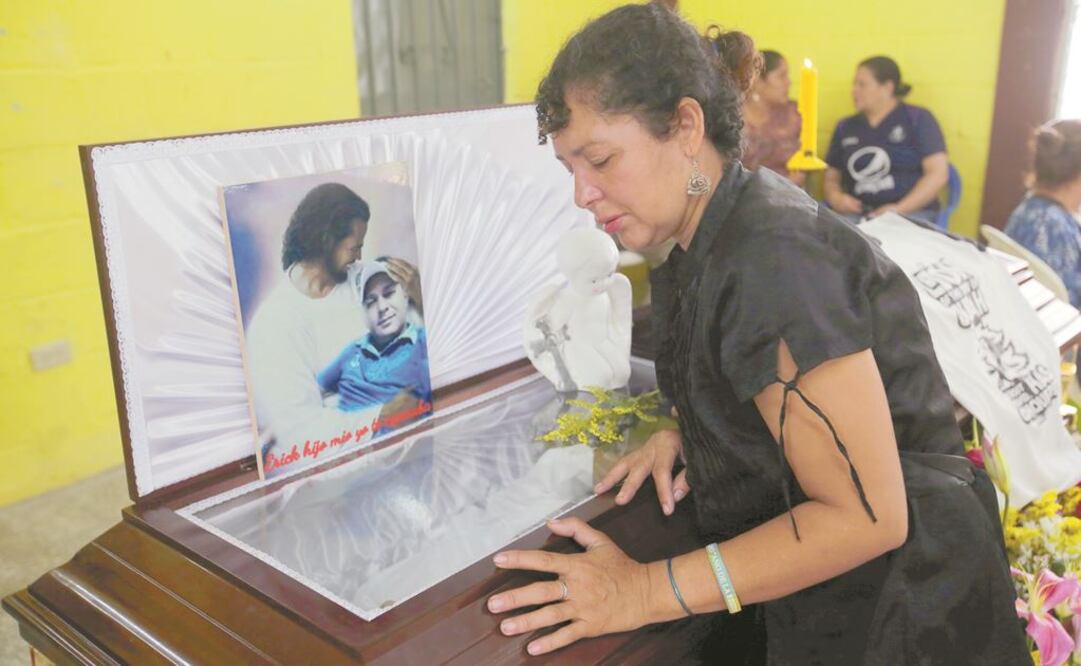 Familiares de Erick Francisco Peralta, de 38 años, taxista asesinado durante una protesta contra el presidente Juan Orlando Hernández, asistieron ayer a su funeral, en Tegucigalpa. Foto: JORGE CABRERA. REUTERS