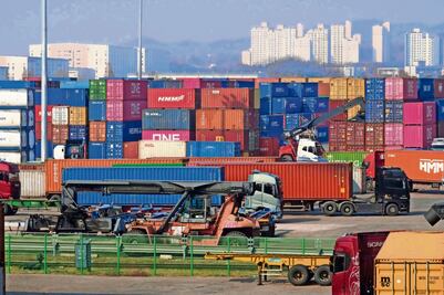 UIF acuerda intercambio de información con agentes aduanales; busca frenar operaciones indebidas