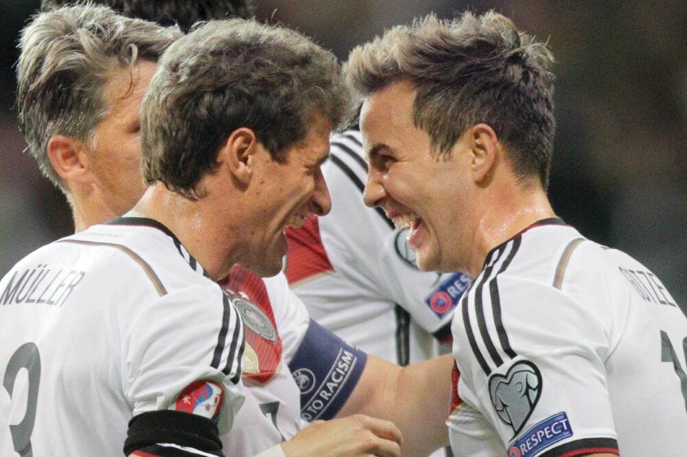 Mario Götze (der.) celebró su anotación con Thomas Müller (FREDRIK VON ERICHSEN. EFE)