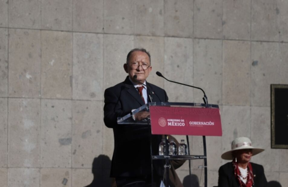 Con un lamento por el desprecio al muralismo, Ariosto Otero inaugura conjunto muralístico en la Secretaría de Gobernación 