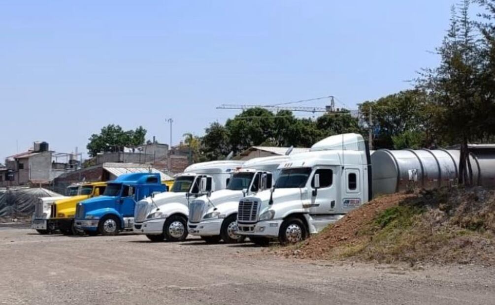 En el predio cateado también había diversos vehículos como autobuses, maquinaria, pipas y motocicletas, de las cuales se investiga su procedencia. Foto: Especial