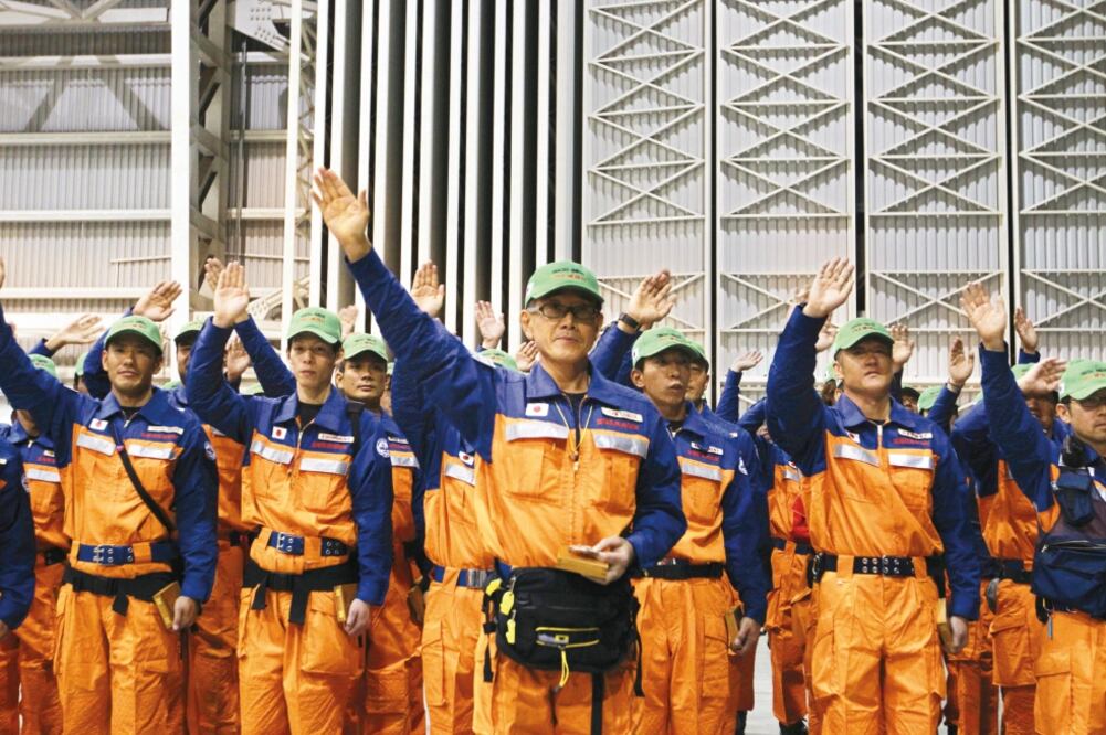 El primer grupo de rescatistas extranjeros en salir del país fue el de Japón, que también era de los más numerosos. (MARIO GUZMÁN. EFE)