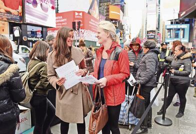 Cientos tiran “lo malo” del 2016 en ceremonia en NY
