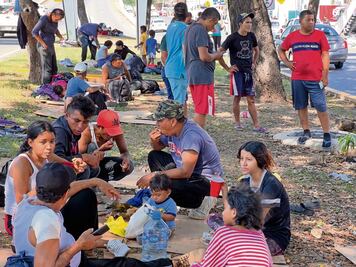 Dejan varados a cientos de migrantes
