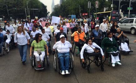 Marchan en sillas de ruedas por Reforma