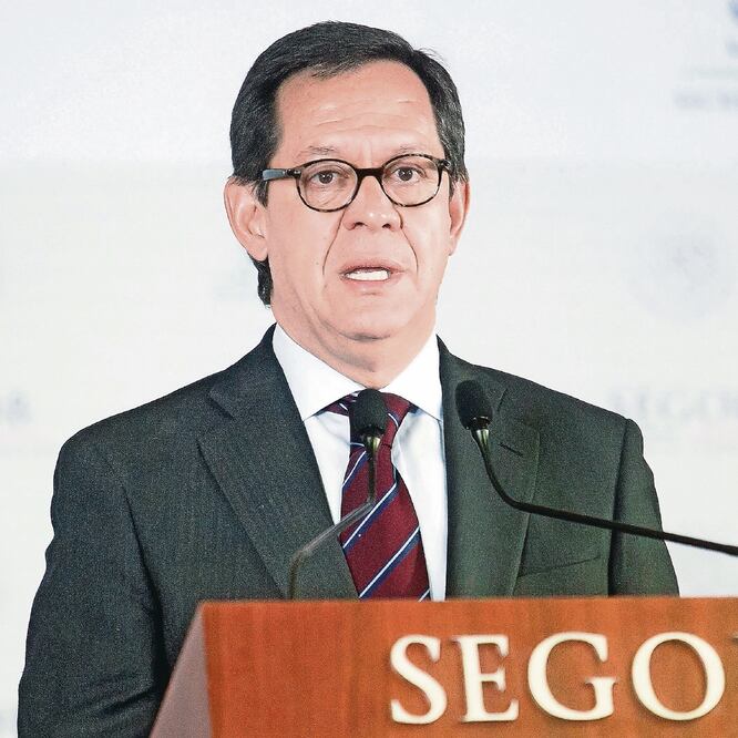 Caza buenos precios. Roberto Campa dijo que acompañará a sus hijas a realizar compras para aprovechar los descuentos por el Buen Fin. ARCHIVO EL UNIVERSAL