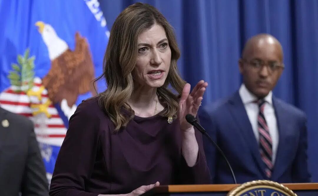 La administradora de la DEA, Anne Milgram, a la izquierda, habla durante una rueda de prensa en el Departamento de Justicia en Washington. Foto: AP