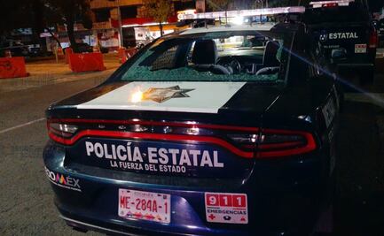 Turba golpea a policías, daña patrulla y evita detención por robo de autos en Naucalpan
