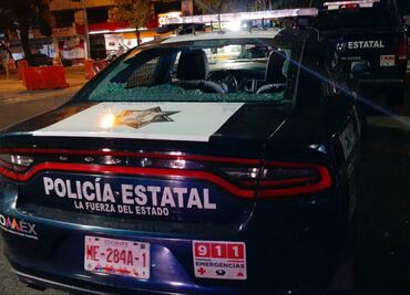 Turba golpea a policías, daña patrulla y evita detención por robo de autos en Naucalpan