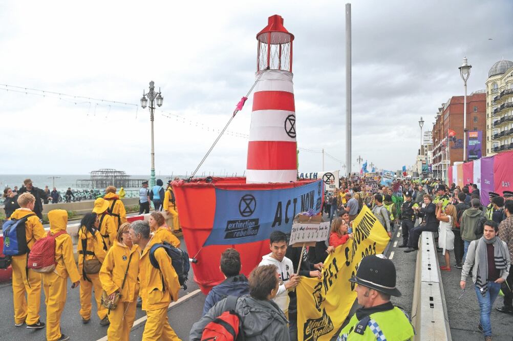 Activistas de Extinction Rebellion que luchan contra el calentamiento global se manifestaron ayer en Brighton, Reino Unido. Foto/ANDY RAIN. EFE