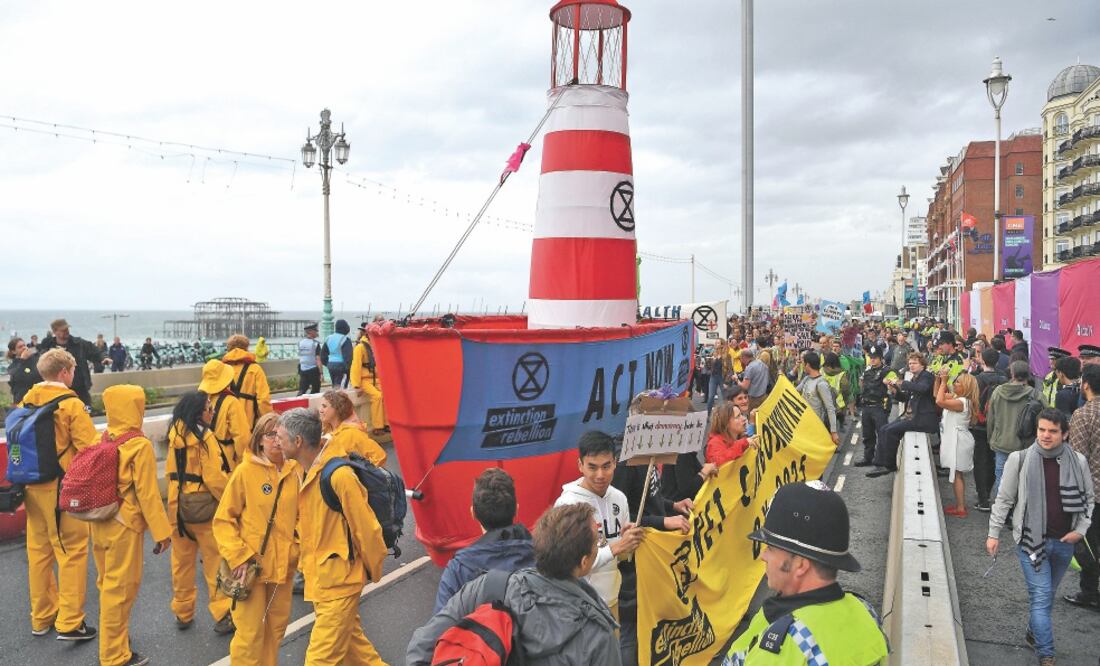 Activistas de Extinction Rebellion que luchan contra el calentamiento global se manifestaron ayer en Brighton, Reino Unido. Foto/ANDY RAIN. EFE