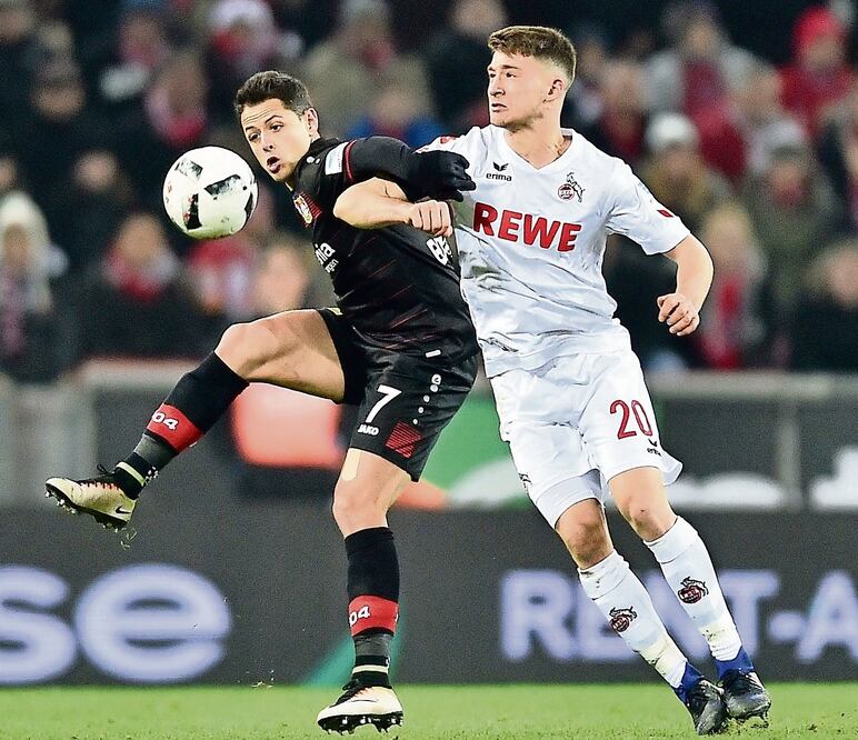 Javier Hernández sería una opción más en el ataque que lidera Diego Costa (XINHUA)