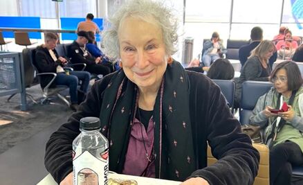 En Estados Unidos temieron a una presidenta mujer y de color: Margaret Atwood