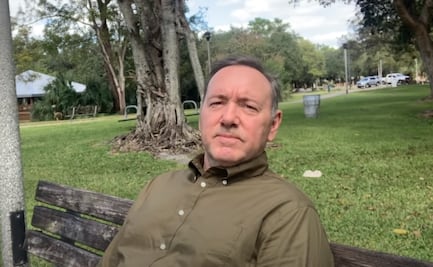 “Si lo están considerando, por favor no lo hagan”: Kevin Spacey habla sobre suicidio en su mensaje navideño