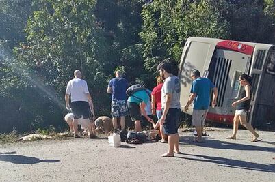 Vuelca en Quintana Roo autobús con turistas extranjeros y mueren doce