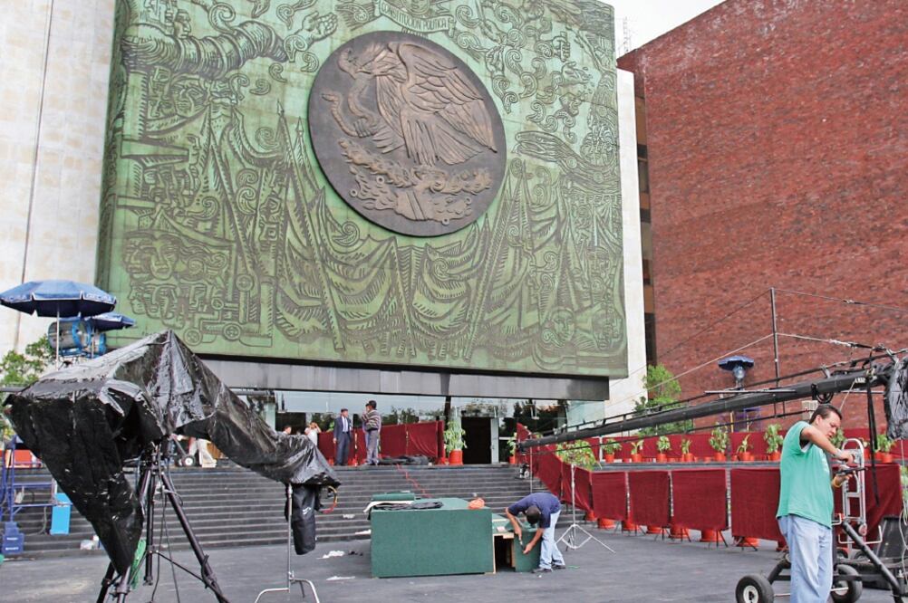 El Escudo Nacional está a 28 metros de altura del acceso principal del recinto legislativo, tiene 36 años de vida y es la primera vez que va a ser restaurado (ARCHIVO EL UNIVERSAL)