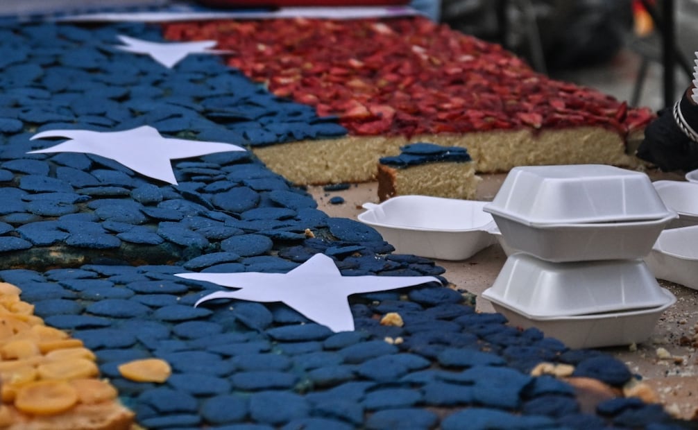 El pastel de 330 kilogramos, elaborado por voluntarios y decorado con los colores de la bandera venezolana, será distribuido entre niños afectados por los terremotos (18/07/2026). Foto: AFP