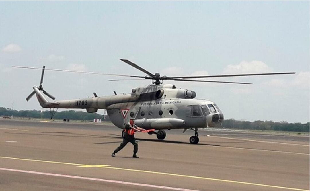 Un oficial nicaragüense participó este lunes en las maniobras en el aeropuerto internacional Augusto César Sandino, de Managua, para recibir un helicóptero MI17 fue la Fuerza Aérea Mexicana envió a Nicaragua (Foto: Especial)