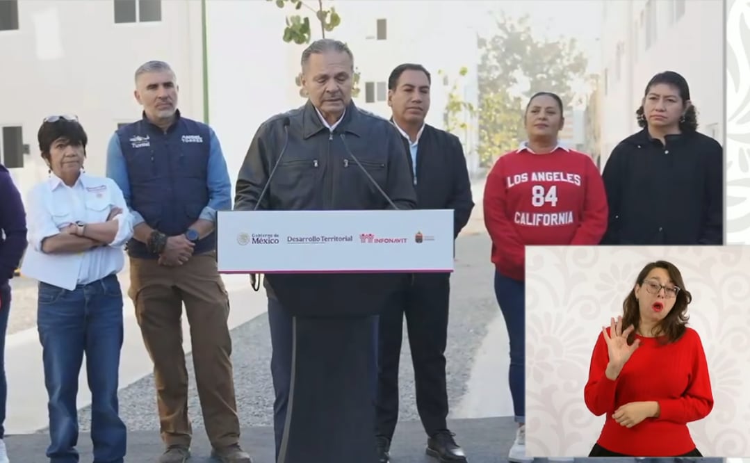 Entrega simbólica de tres casas en Chiapas. Foto: captura de pantalla