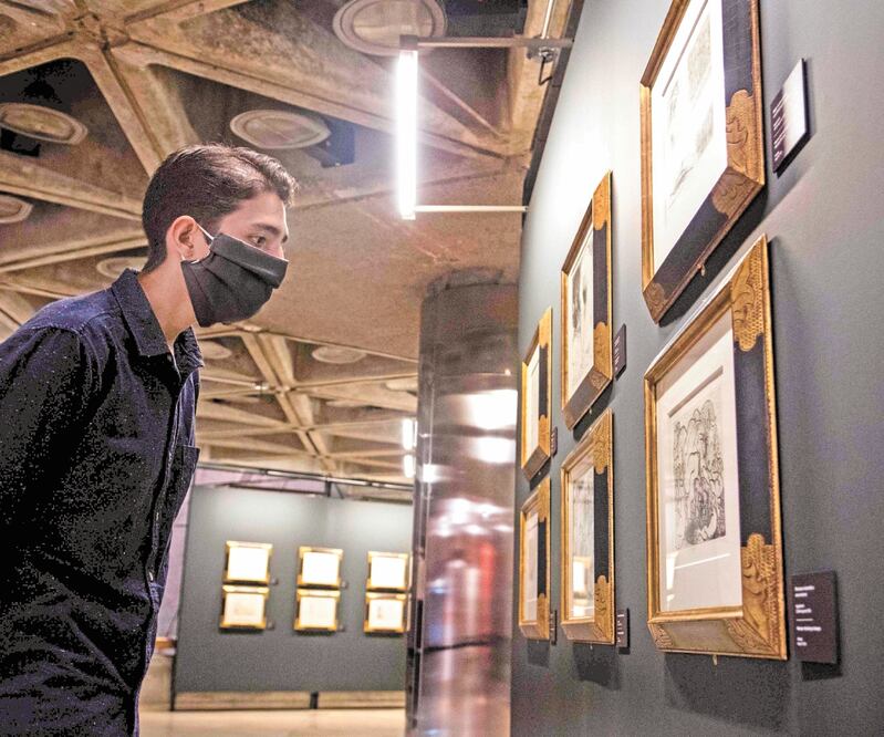 Un hombre con cubrebocas, en una exhibición del Museo del Banco Central, en San José, el pasado 10 de junio. EZEQUIEL BECERRA. AFP