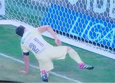 VIDEO: Henry Martín le festejó a las Chivas "marcando territorio"