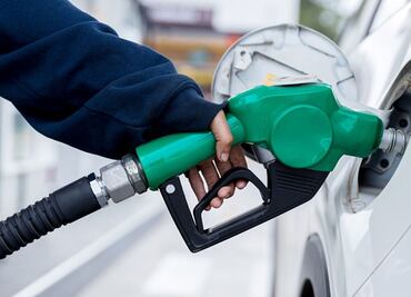 Cómo quitar el olor a gasolina del carro