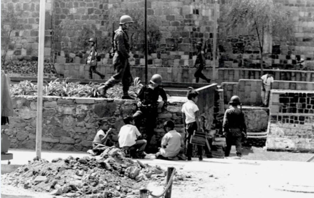 En una fotografía fechada el 8 de octubre se observan a niños de los departamentos de la unidad habitacional que hicieron de los tanques militares parte de sus diversiones. Foto: Cortesía UNAM