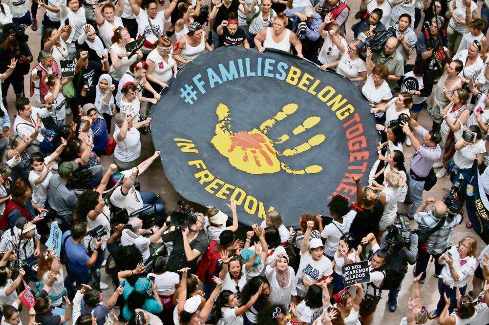 Activistas proinmigrantes durante la “sentada” que organizaron ayer en un edificio de oficinas del Senado, en Washington. Foto: JONATHAN ERNST. REUTERS