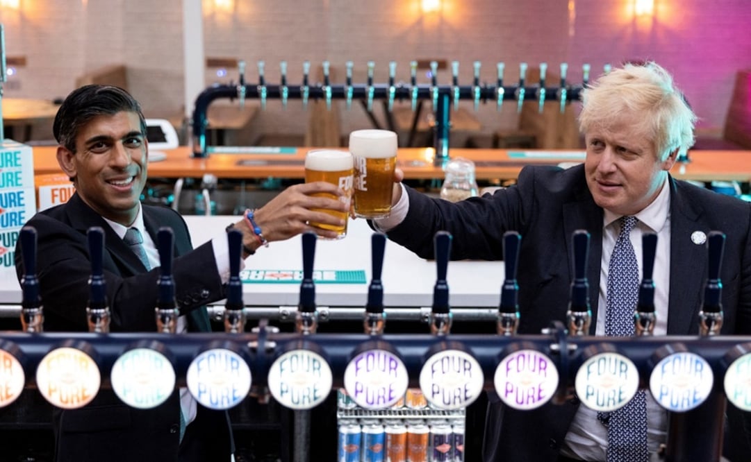 Primer ministro británico, Boris Johnson (derecha), y el ministro de Hacienda de Gran Bretaña, Rishi Sunak. Foto: AFP