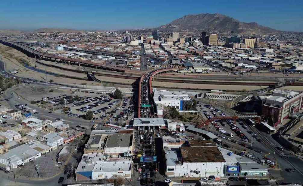 Coches cruzan el puente internacional "Paso del Norte" en la frontera de EU y México, entre Ciudad Juárez  y El Paso, Texas. (11/02/26) Foto: AP