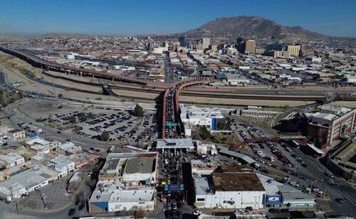 Coches cruzan el puente internacional 