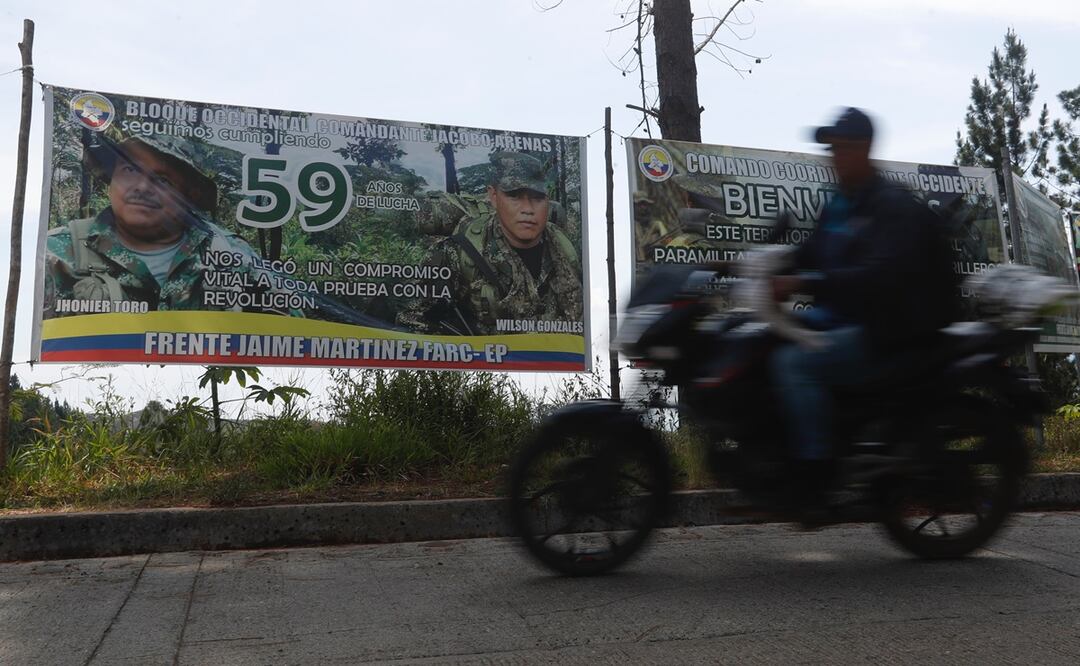 Fotografía de un cartel de las disidencias de las FARC, hoy, en Suárez (Colombia). Foto: EFE