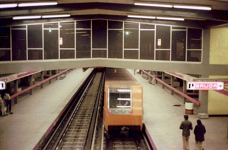 El interior de la estación Observatorio es fácil de reconocer, más que por el letrero, porque su diseño ha cambiado muy poco desde los años setenta, como se ve en la imagen. Colección Villasana.