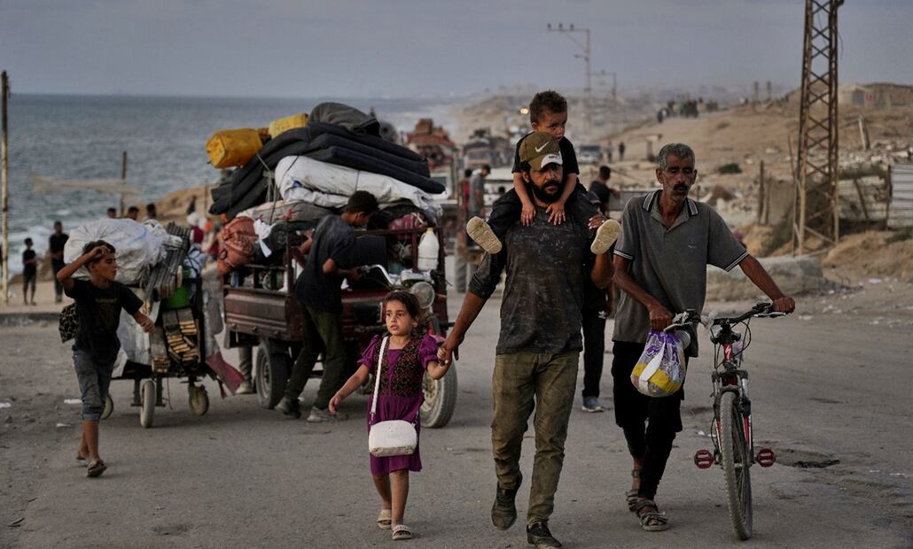 Una familia palestina huye a pie de la Ciudad de Gaza, el martes 16 de septiembre de 2025 . Foto: AP