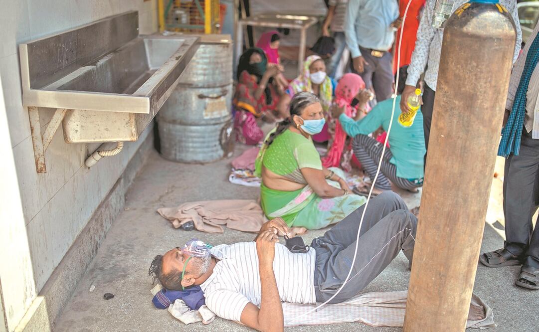 Un paciente recibe oxígeno afuera de un Gurdwara, una casa de culto sij, en Nueva Delhi. En el país suman más de un millón de nuevos casos de coronavirus en tres días. Foto: AP