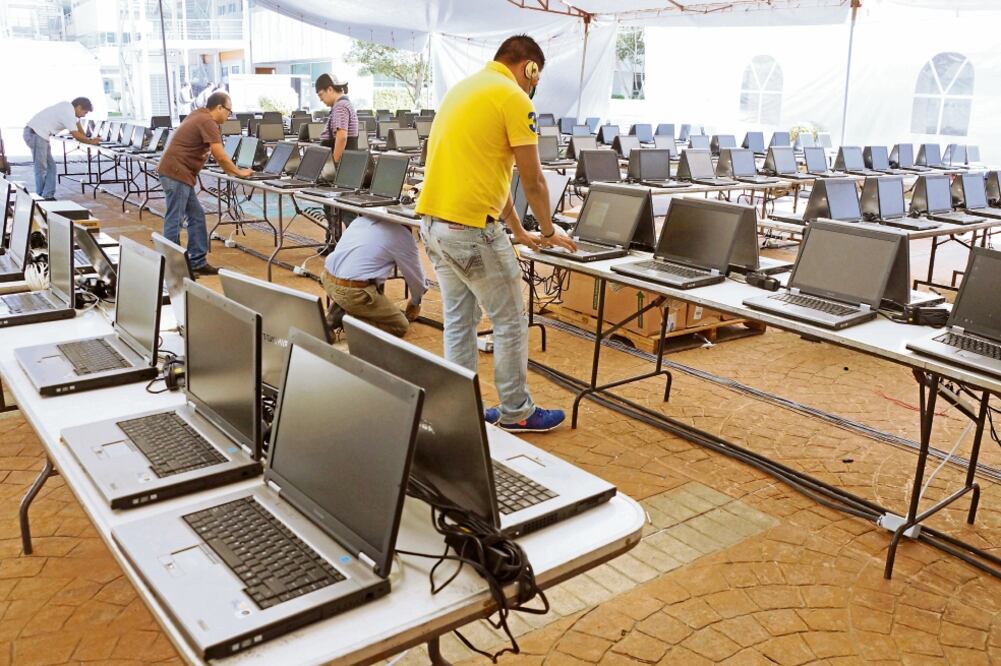 Oaxaca espera 4 mil 989 docentes de educación básica, mil 73 de media superior y 102 directores (ARCHIVO EL UNIVERSAL)