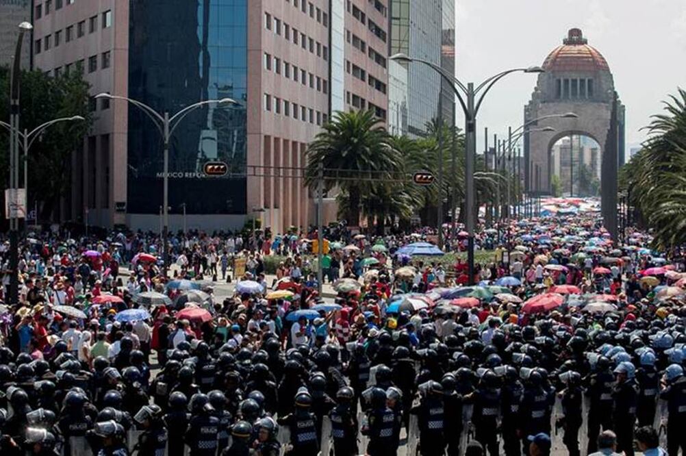 Luego de marchar por Paseo de la Reforma, maestros de la Coordinadora Nacional de Trabajadores de la Educación (CNTE) avanzaron por avenida de la República hacia el plantón permanente que mantienen en el Monumento a la Revolución, en medio de un fuerte dispositivo de seguridad. Foto Yadín Xolalpa/EL UNIVERSAL