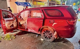 ¡Beso a los bolardos! Se estrella una camioneta en la GAM, los cinco ocupantes resultaron lesionados