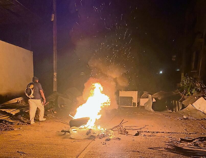 Jóvenes de la colonia prenden fogatas junto a las cuales montan guardias de vigilancia. Foto: Arturo de Dios Palma | El Universal