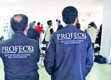 Trabajadores despedidos de Profeco reclaman ser encerrados por sus exjefes