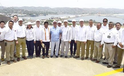 AMLO supervisa obras del nuevo puerto industrial en Salina Cruz